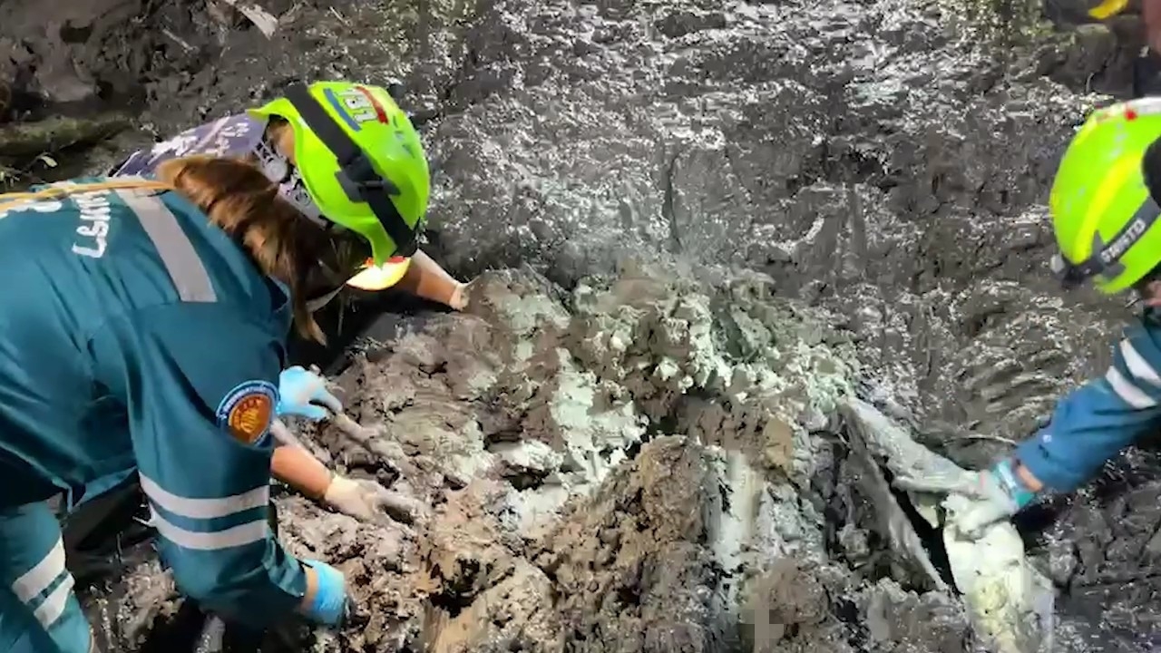 กู้ภัยเก็บรวบรวมชิ้นส่วน 9 ศพเครื่องบินเล็กตก ฉีกขาดจากแรงระเบิด