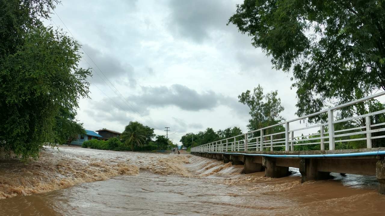 สภาพอากาศวันนี้ อุตุฯ เตือน "เหนือ-อีสาน" มีฝนตกหนัก หวั่นท่วมฉับพลัน