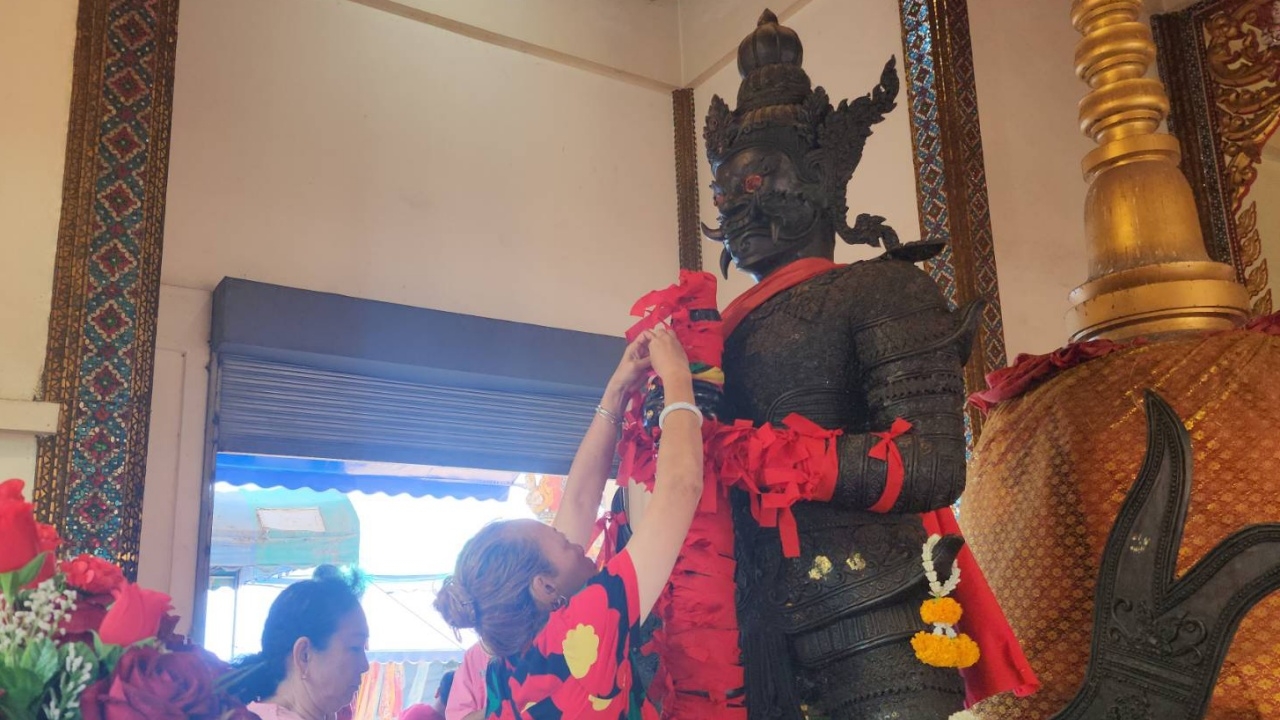 สาวมาขอโชค "ท้าวเวสสุวรรณ" หวังช่วยแบ่งเบาภาระสามี ดีใจได้ "เลขเด็ด" กลับไปลุ้น