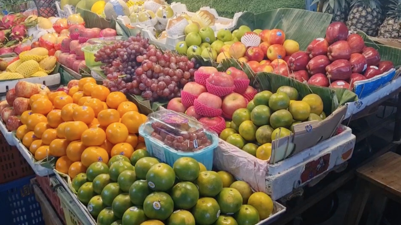 ผักสดผลไม้จีนบุกตลาดโคราช แม่ค้าเผยคุณภาพดี สีสันสวยงาม ถูกกว่าไทยเท่าตัว