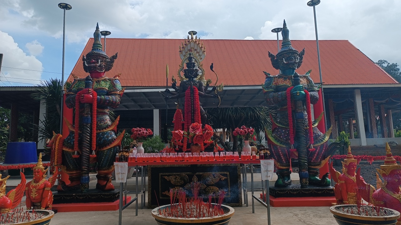 สาธุชนศรัทธา "ท้าวมหาพรหมเวสสุวรรณโณ" แห่กราบขอโชค "เลขเด็ดงวดนี้" ลุ้นรวย