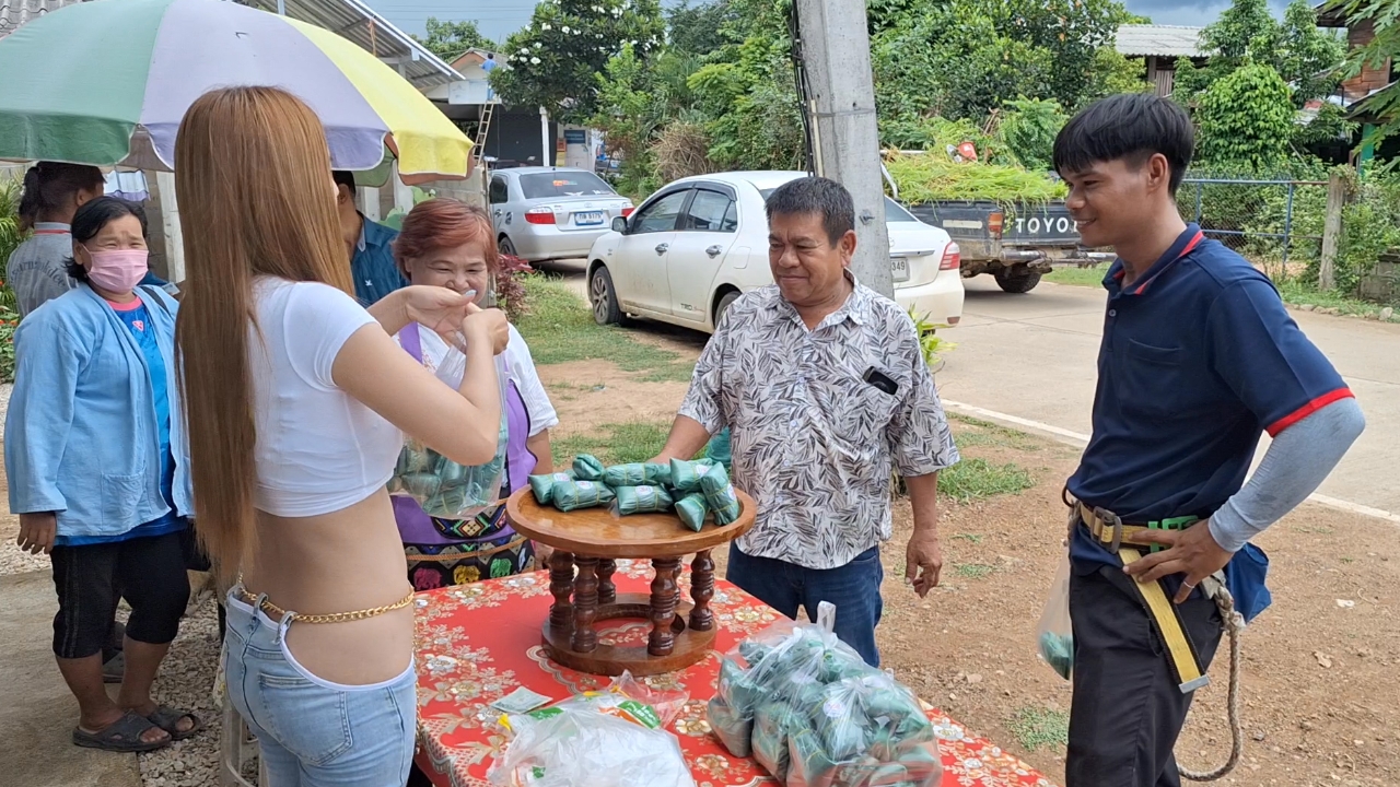 แม่ค้าขายแหนม "สวย-แซ่บ-เซ็กซี่" ใส่กางเกงโชว์หวิว ลูกค้าใจสั่น