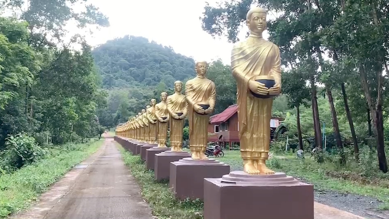 แปลกใหม่ไม่เหมือนใคร วัดสร้างรูปปั้นพระสาวกจำลอง มีช่องให้เก็บอัฐิผู้ล่วงลับ