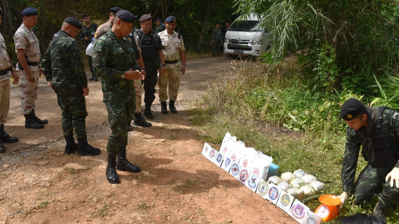 "ยึดเฮโรอีน-ฝิ่นดิบ" กกล.ผาเมือง ปะทะเดือดแก๊งยา ยิงกันลั่นป่า 10 นาที 