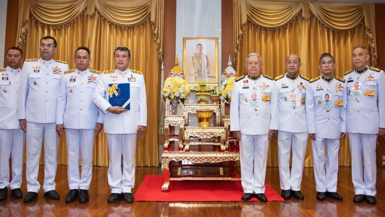 เชิญหนังสือพระราชทาน สารานุกรมไทยสำหรับเยาวชนฯ เล่ม 44 มอบแก่มหาดไทย