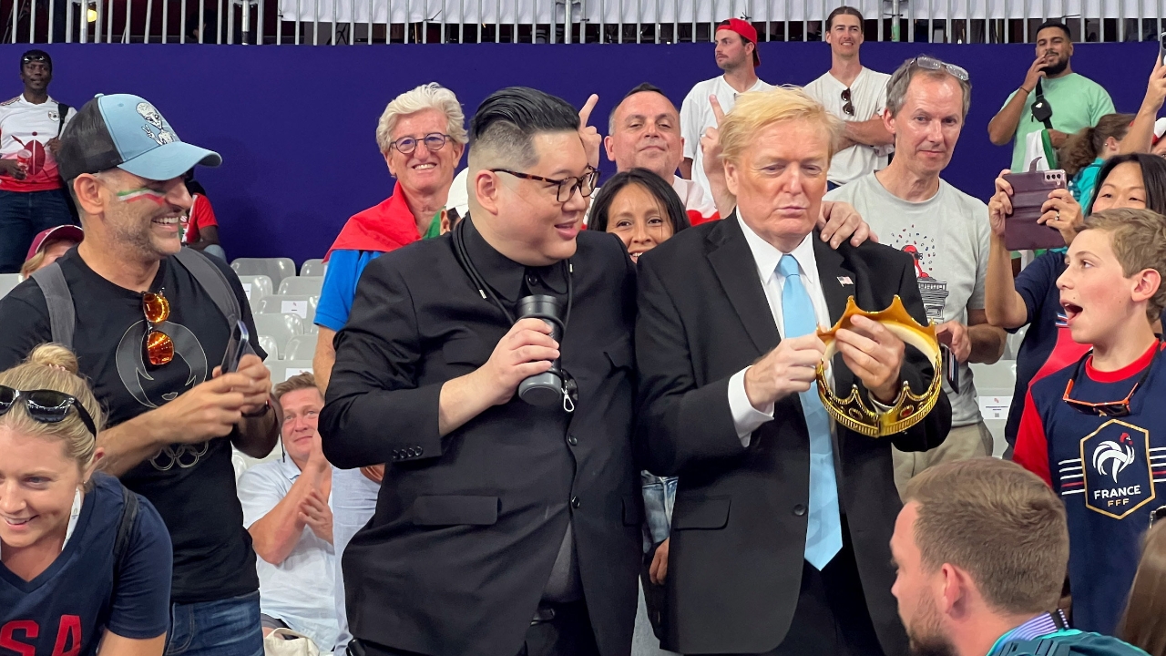 "คิม-ทรัมป์" ตัวปลอม โผล่สร้างสีสันพิธีปิดโอลิมปิก