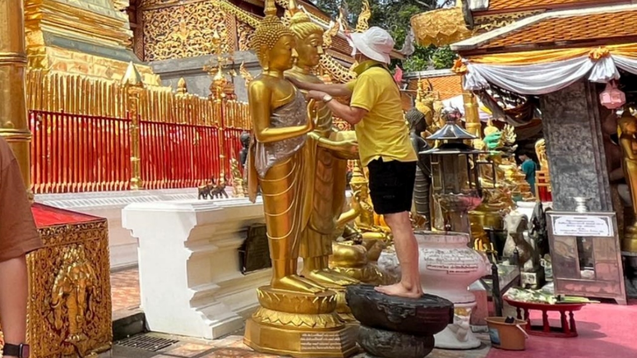 วัดพระธาตุดอยสุเทพ เตรียมหาทางแก้ปัญหา นักท่องเที่ยวขึ้นเหยียบ "รอยพระพุทธบาท"