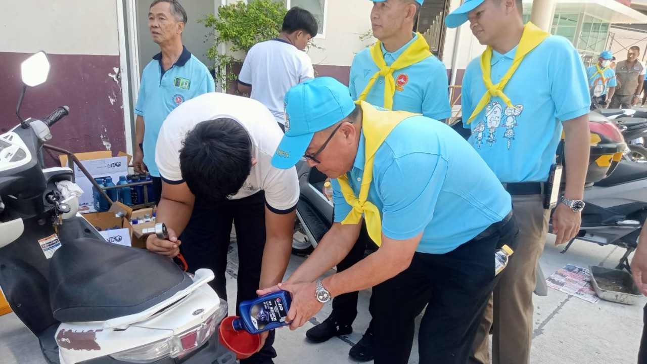สน.หัวหมาก จัดกิจกรรม "เราทำความดีด้วยหัวใจ" เปลี่ยนถ่ายน้ำมันเครื่องฟรี  
