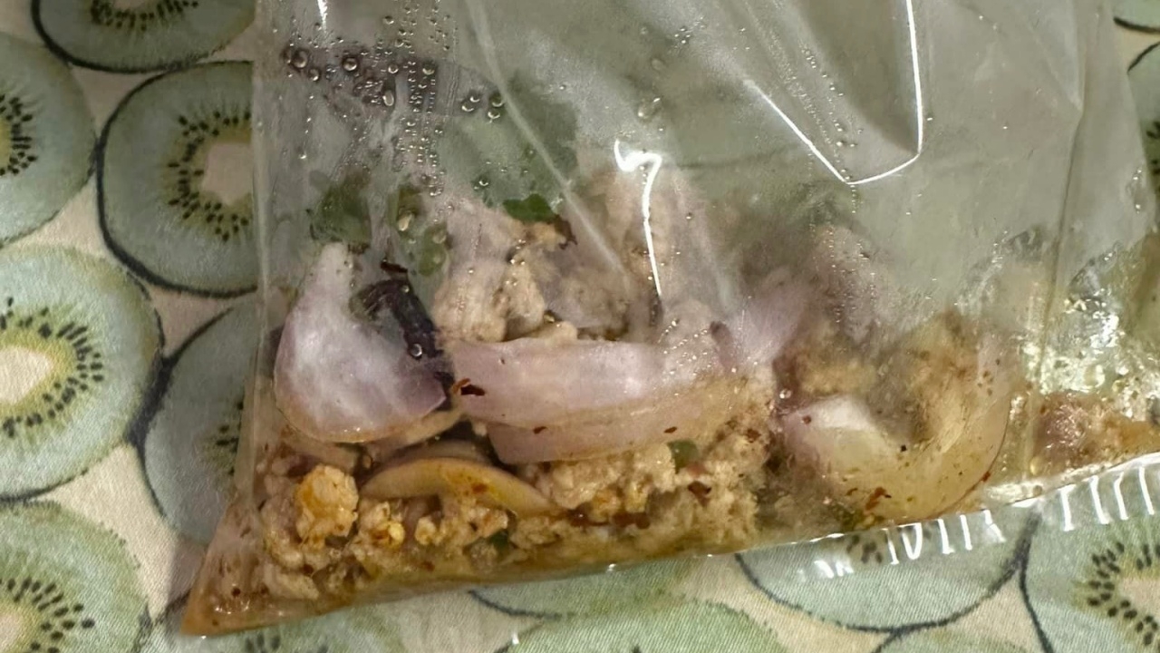 ลูกค้างง "ลาบหมู" ถุงละ 80 บาท โซเชียลแห่ถาม "กินยังไงให้อิ่ม"