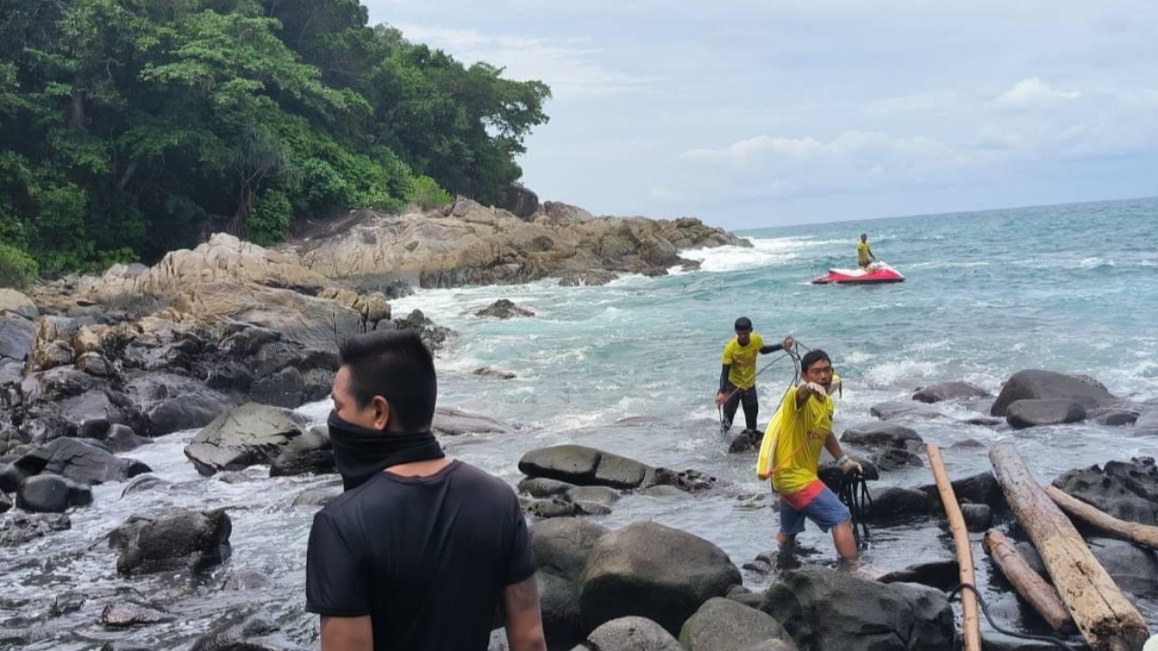 "พบศพแล้ว" หนุ่มจีนฝ่าธงแดงจมทะเลภูเก็ต ถูกคลื่นซัดติดโขดหินหาดฟรีดอม