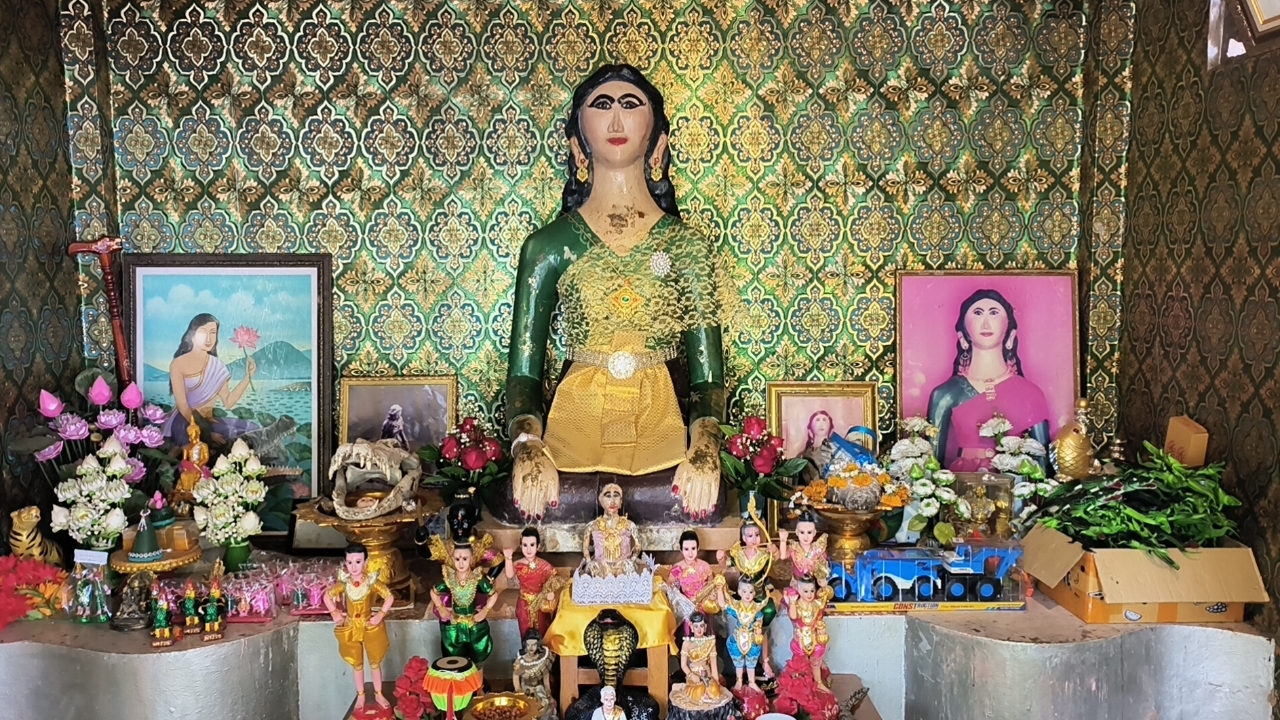 คอหวยศรัทธา จุดธูปเสี่ยงทาย "เจ้าแม่หมอนทอง" ขอแนวทางเลขเด็ดงวด 1/8/67