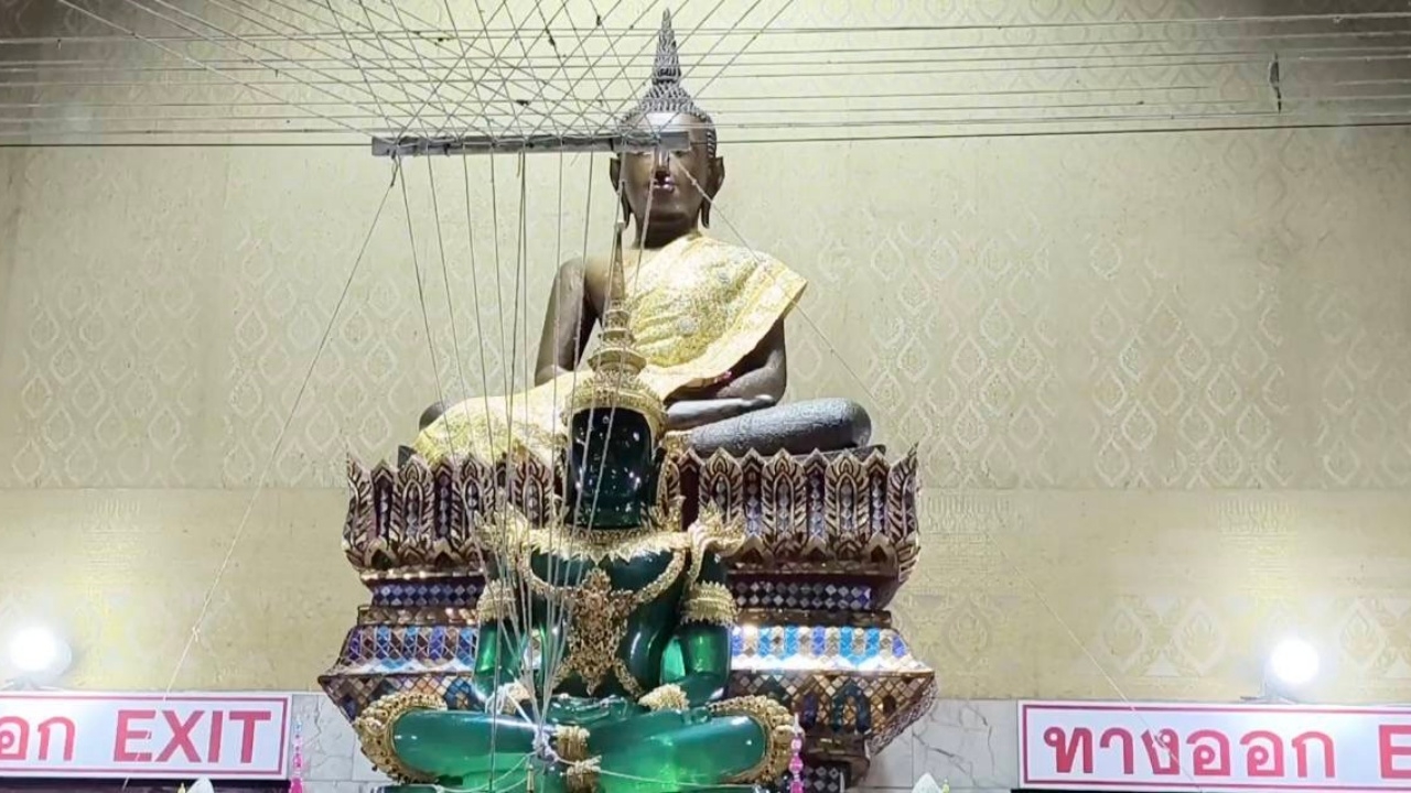 สายมูแน่นวัด แห่กราบไหว้ "หลวงพ่อปากแดง" ส่องเลขเด็ดอ่างน้ำมนต์ ลุ้น 1/8/67