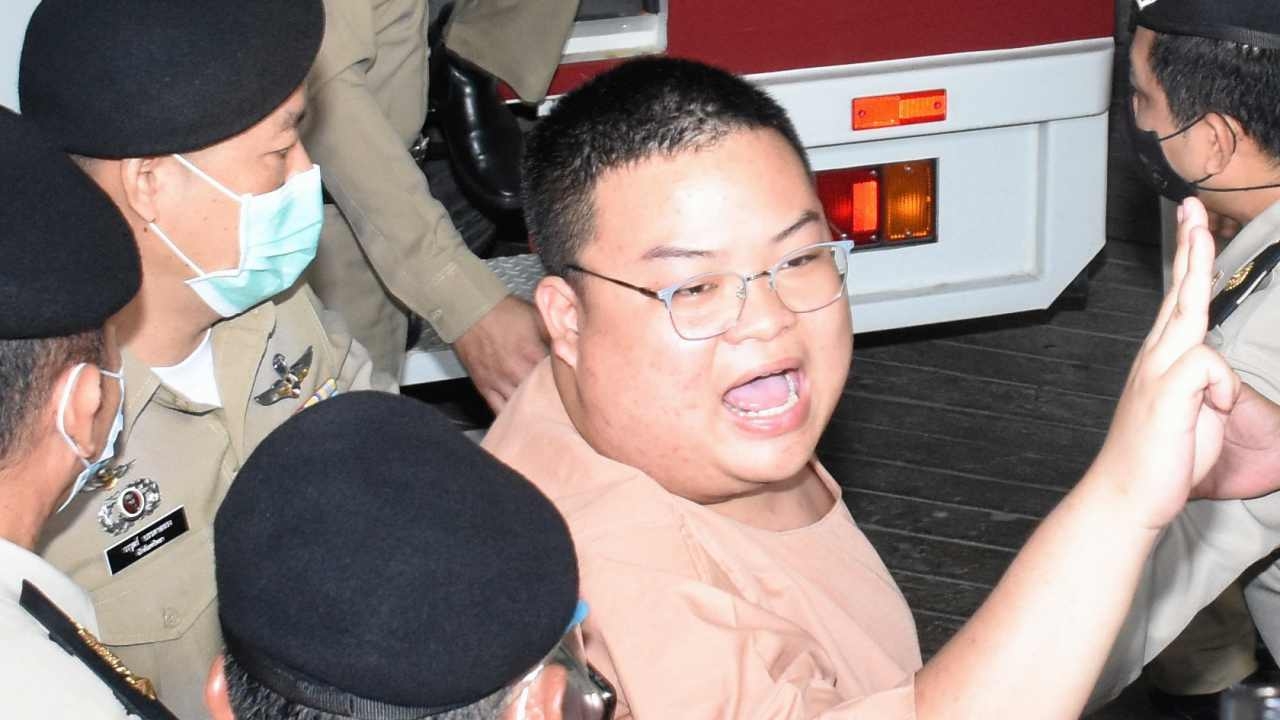 ศาลให้ออกหมายจับ เพนกวิน ไม่มาฟังคำพิพากษาหมิ่นสถาบันฯ 2 ครั้ง 