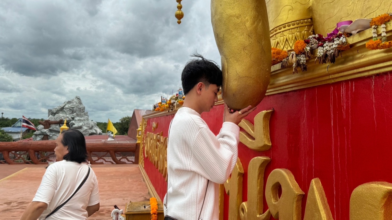 พระเอกลิเกคณะดัง นำฟักทองถวายปู่ฤาษีพรหมเมศ พร้อมจุดธูป "เลขเด็ด" ไปลุ้นโชค