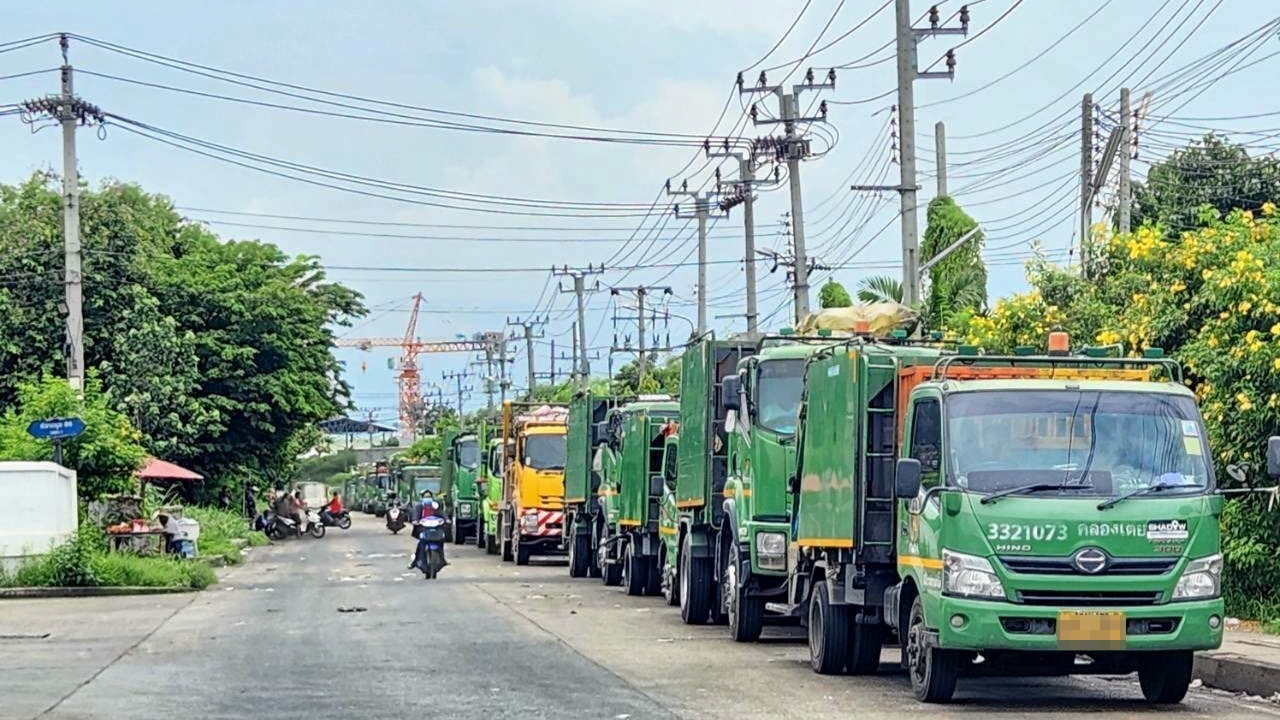 รถขยะแห่รอคิวทิ้งที่อ่อนนุช เหตุศูนย์ขยะหนองแขม สายไหมหมดสัญญา