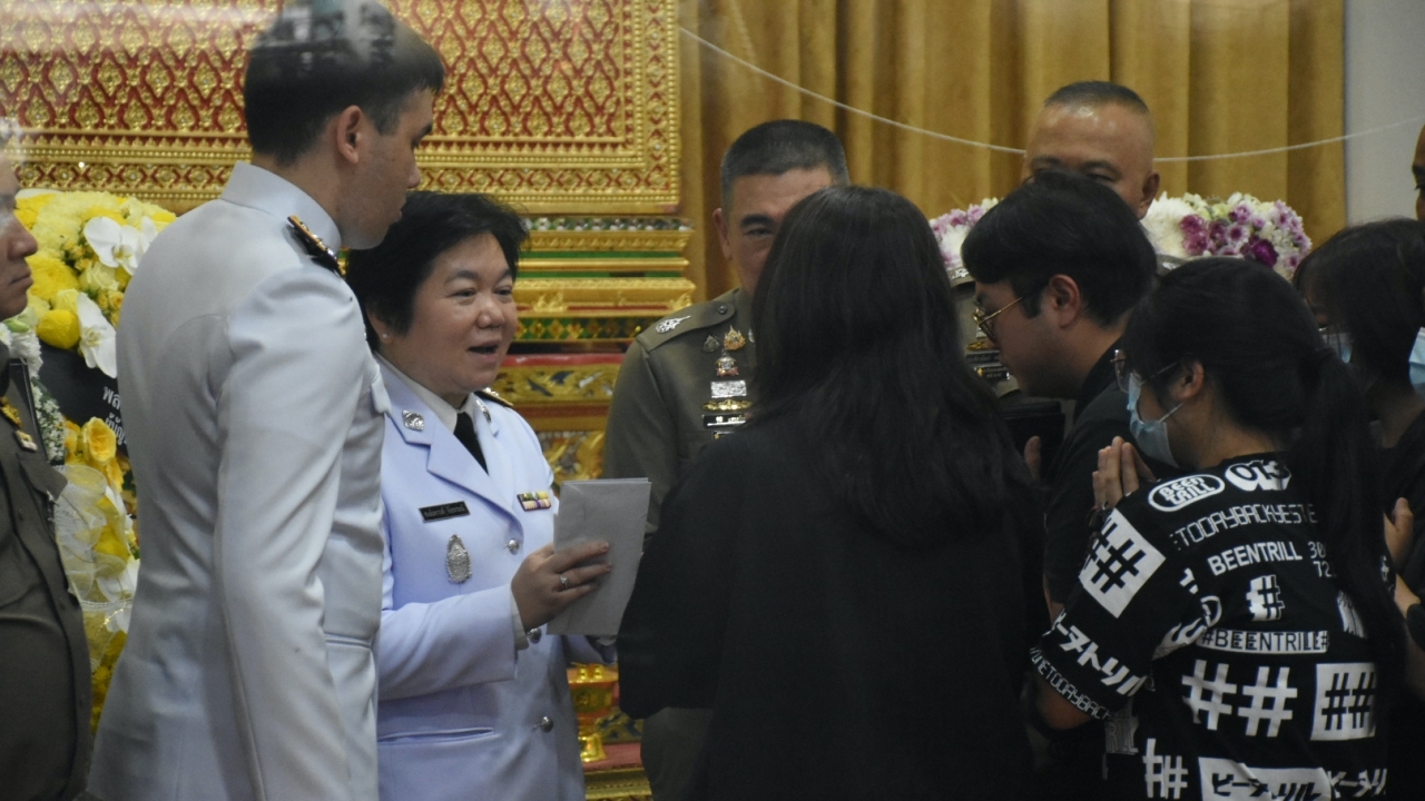 ภรรยาและลูกเฮียตุ้ง ร่วมเคารพศพ "รองหรั่ง" ก่อนเดินทางกลับโดยไม่ให้สัมภาษณ์