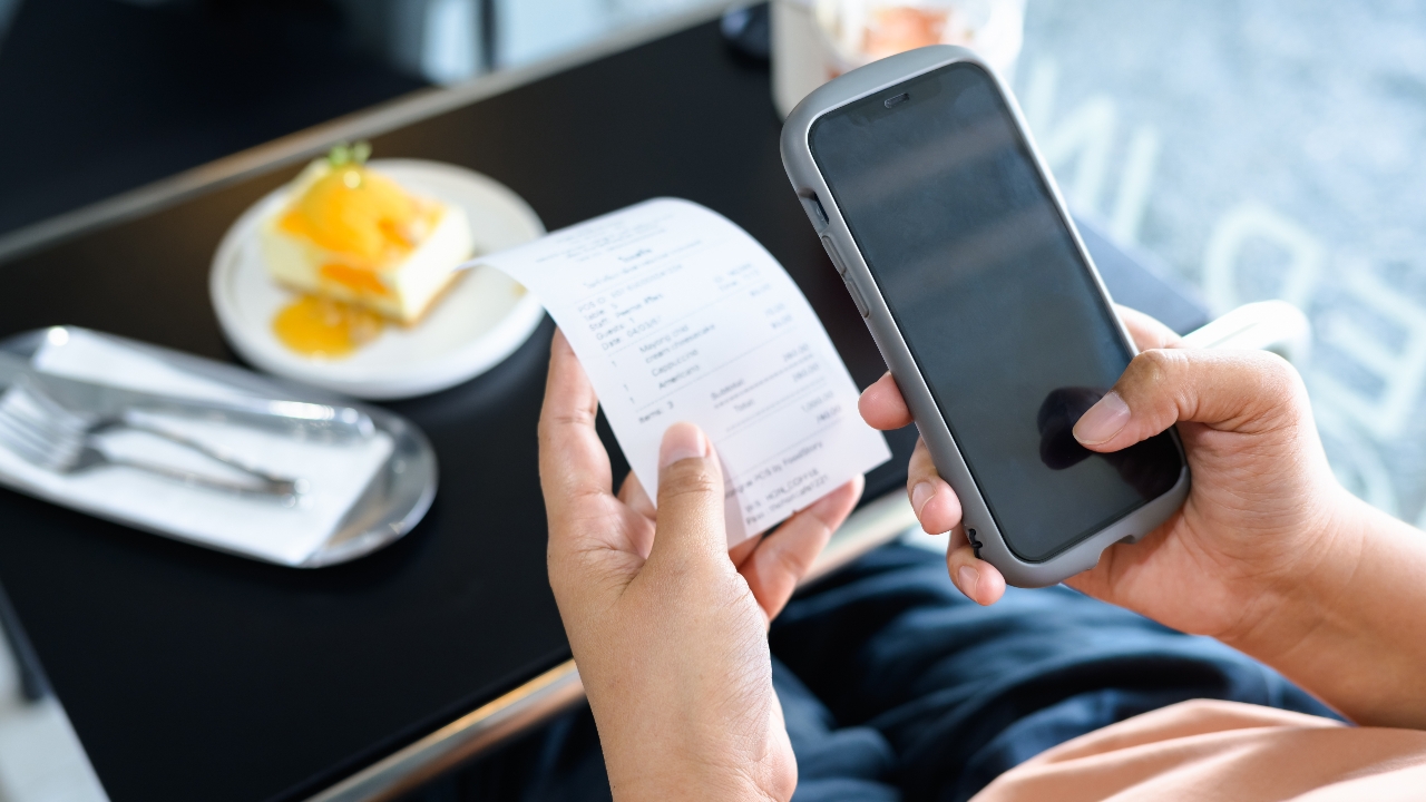 หนุ่มแปลกใจ ไปกินข้าวร้านอาหารข้างทาง บิลมาเจอคิดค่าห้องแอร์ 20 บาท