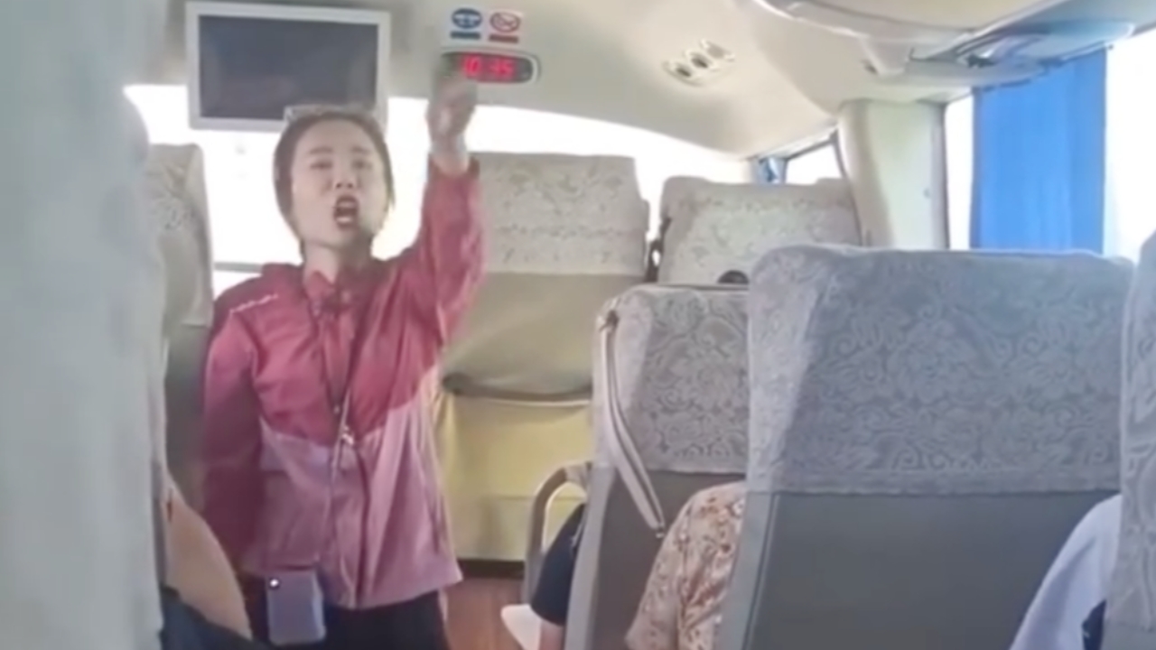 สอบไกด์สาวจีน ด่ากราดลูกทัวร์ช็อปปิ้งน้อย ไล่ลงรถทัวร์ไปช็อปเพิ่ม (คลิป)