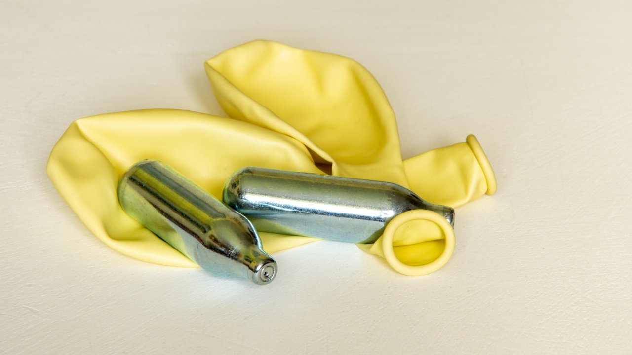 หมอมนูญ เผยเคส ผู้ป่วยวัย 24 ปี แขนขาอ่อนแรง หลังสูดดม "ก๊าซหัวเราะ" นานนับปี