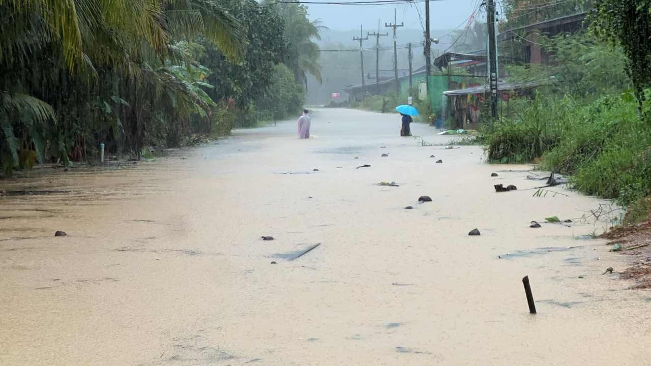 ฝนถล่มตราด น้ำทะลักบ่อไร่-เขาสมิง หลายตำบลท่วมสูงเกือบ 1 เมตร