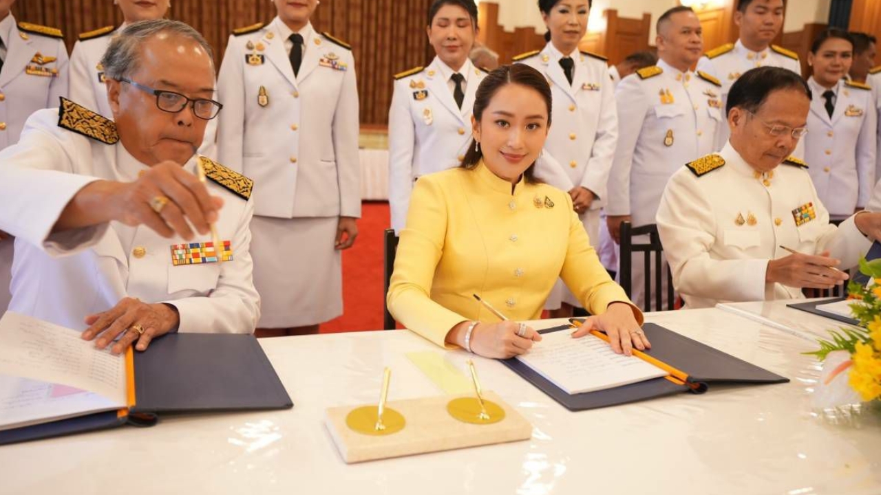 “อิ๊งค์” นำพรรคเพื่อไทย ถวายแจกันดอกไม้และลงนามถวายพระพร “ในหลวง ร.10”