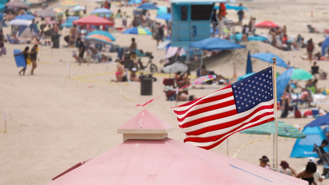 ชายหาดแคลิฟอร์เนียยุบตัวเป็นหลุมลึก ดูดกลืนวัยรุ่นหญิงจมหาย (คลิป)