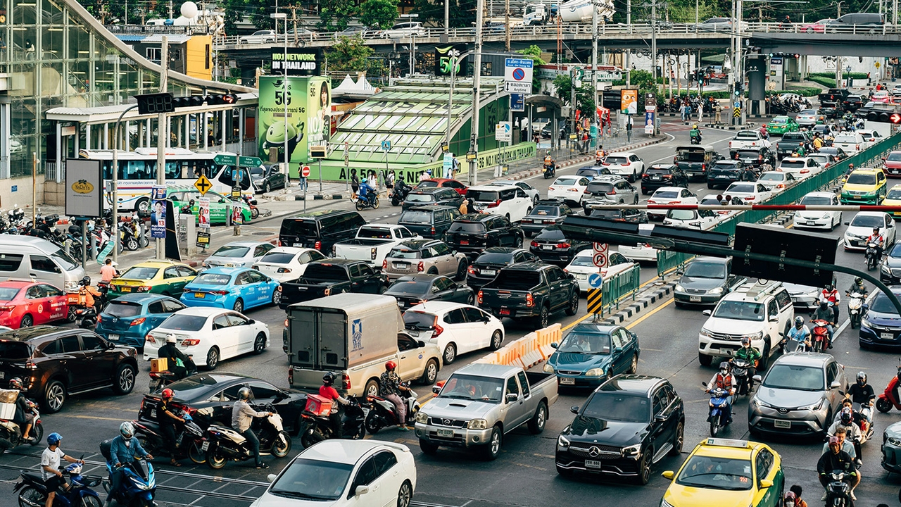 ตลาดรถยนต์ไทย ส่อถึงจุด “อิ่มตัว” รถวิ่งบนท้องถนน สะสม 20 ล้านคัน “เศรษฐกิจโตช้า-คนสูงวัยล้นเมือง”