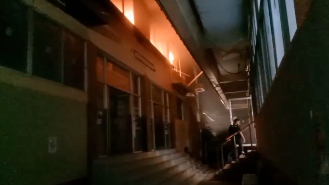 ไหม้ระทึก สภ.ปากเกร็ด เพลิงวอดชั้น 2 เร่งดับ-เคลื่อนย้ายผู้ต้องขัง