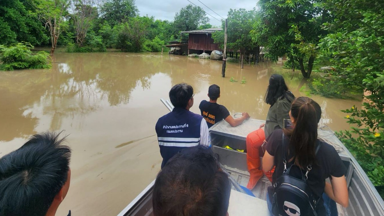 ฝนถล่มหนัก ขอนแก่น-บ้านไผ่น้ำทะลักท่วมถนน หมู่บ้าน ชาวบ้านไม่ยอมอพยพ