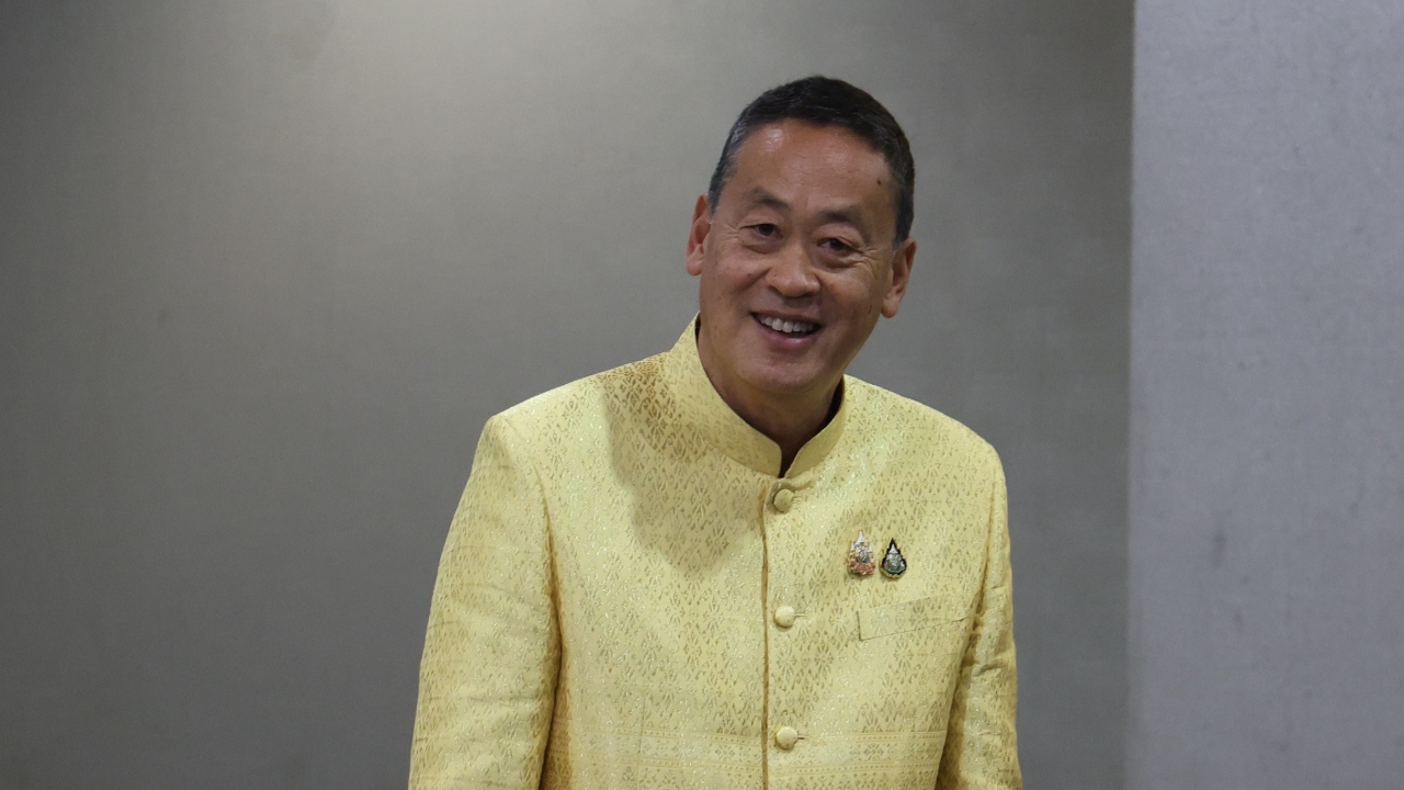 นายกฯ ยิ้ม ไม่ตอบสื่อ ข่าวลือ “ยิ่งลักษณ์” ขอพระราชทานอภัยโทษ 