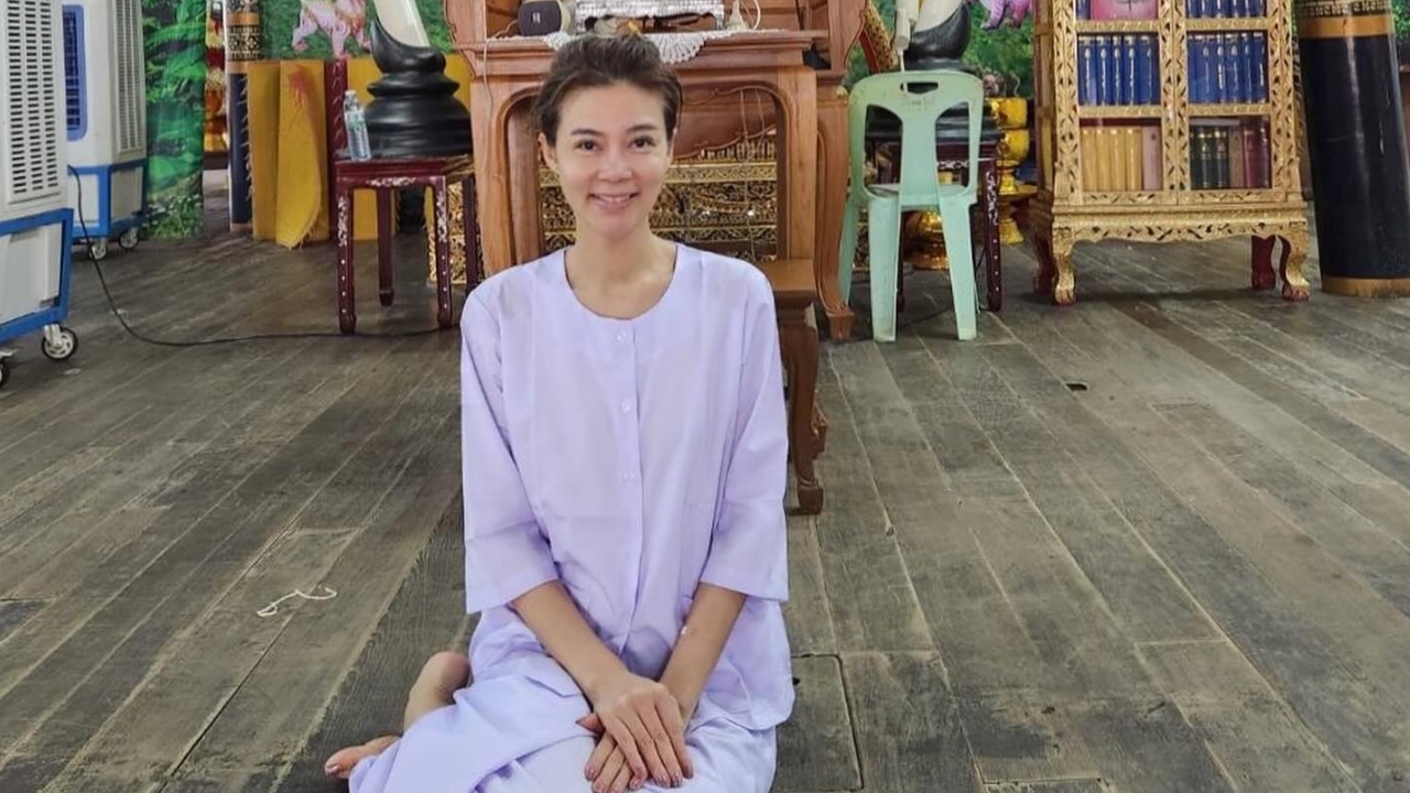 ปู มัณฑนา เผยภาพเข้าวัดนุ่งขาวห่มขาว เป็นสิริมงคลชีวิตได้กราบหลวงปู่ศิลา