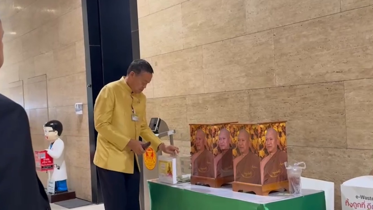 “เศรษฐา” ควักแบงก์พัน ทำบุญเทียนพรรษาวัดแก้วฟ้า หลังแจงสภาฯ เสร็จสิ้น