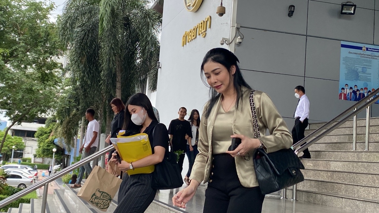 ศาลสั่งจำคุก สีกาตอง-พี่ชาย กรรโชกทรัพย์อดีตพระกาโตะ ขู่แฉคลิปลับ