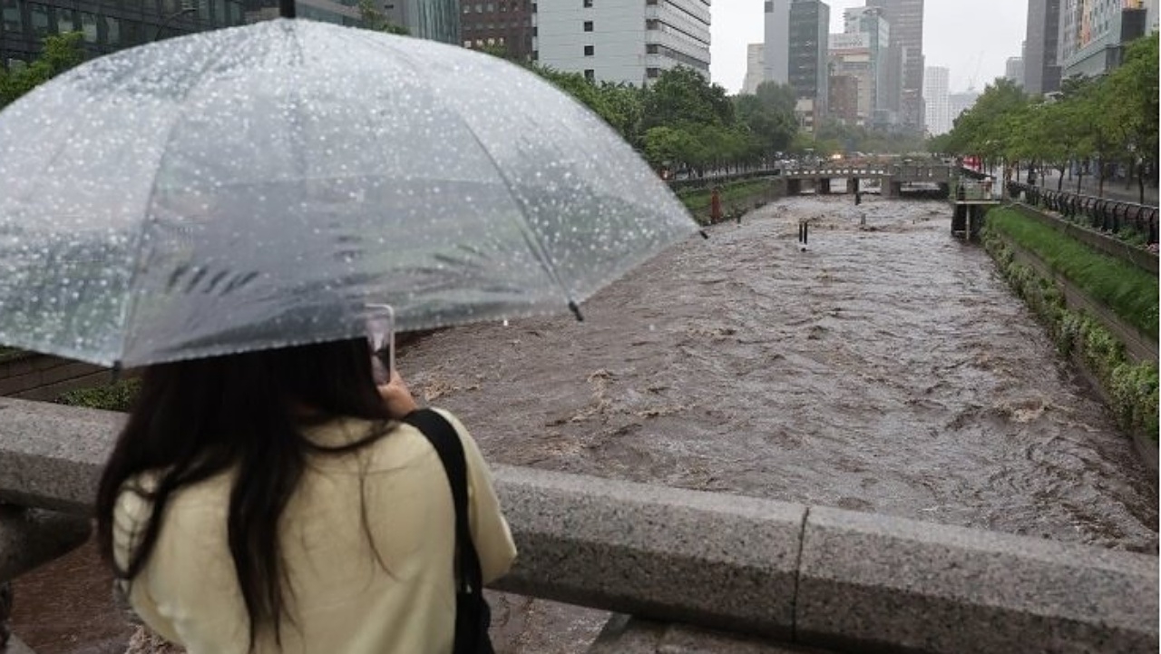 ฝนถล่มกรุงโซล ทำคลอง "ชองกเยชอน" กลายเป็นสีโกโก้ (ชมคลิป)