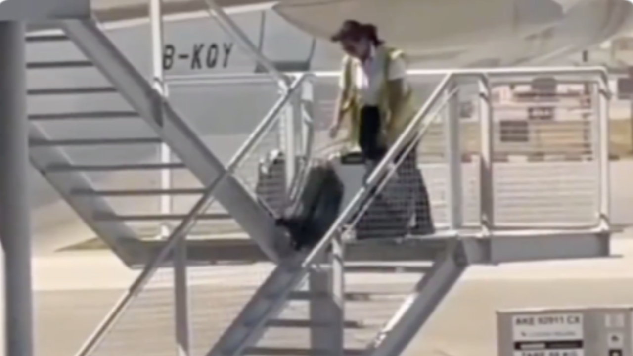 สายการบินฮ่องกงปลดพนักงานโยนกระเป๋าเดินทางของผู้โดยสาร (คลิป)