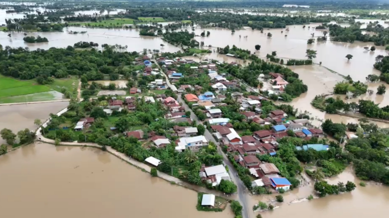 น้ำทะลักอ่างแตก จากบรบือท่วมหมู่บ้านที่วาปีปทุม กลายเป็นเกาะ