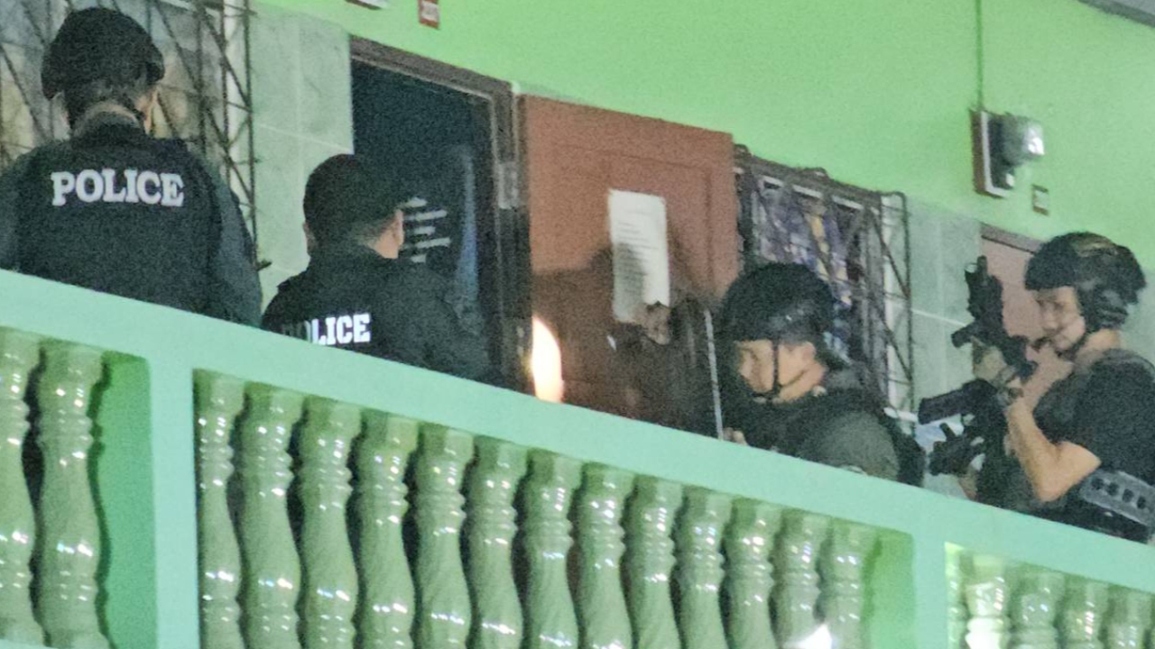 "สมุทรสาคร" คนร้ายมีปืน ชิงทอง หนีซุกหอพัก ตร.เกลี้ยกล่อม-ล้อมจับระทึก