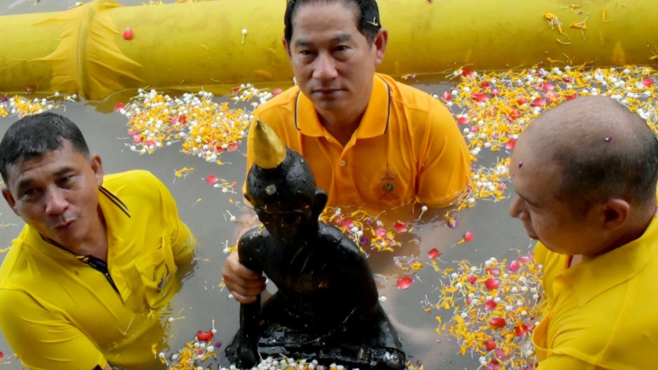 อุ้มหลวงพ่อดำลงสรงแม่น้ำท่าจีน ประเพณีเก่าแก่หนึ่งเดียวในสุพรรณบุรี 