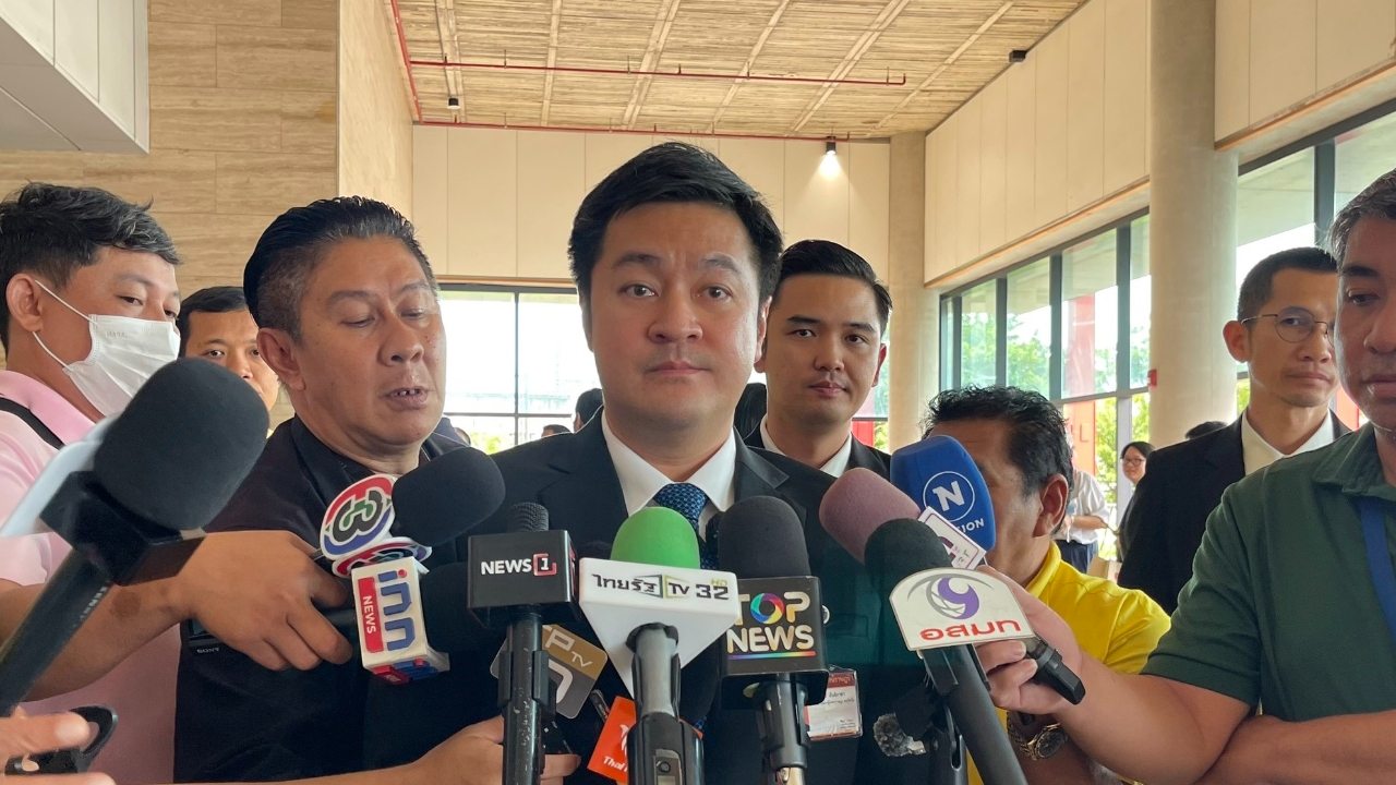 “ปดิพัทธ์” ปัดตอบเสียดายตำแหน่งรองประธานฯ-ไม่กังวลศาลนัดยุบพรรคก้าวไกล