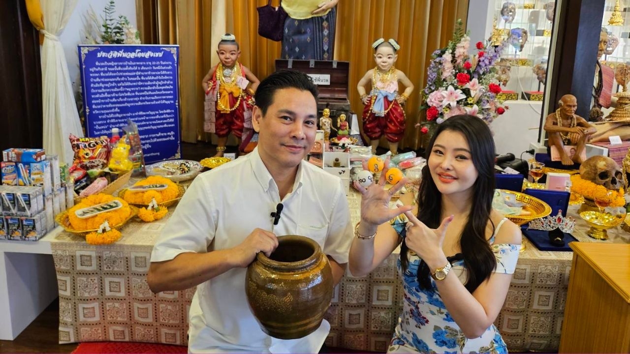 ลิลลี่ เหงียน มาเรือนหนังหน้าครู ไหว้ขอผู้ชายคู่บุญ ก่อนล้วงไหลุ้นเลขเด็ด