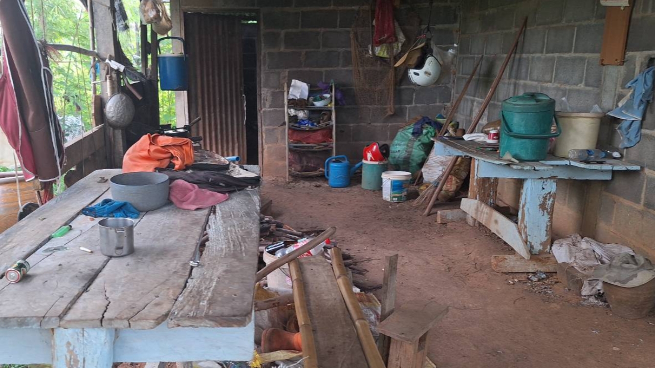 เกี่ยงกันซื้อเหล้า เดนคุกเมาโหด ฆ่าเพื่อนร่วมวง ด้ามจอบทุบ-ดับจมกองเลือด