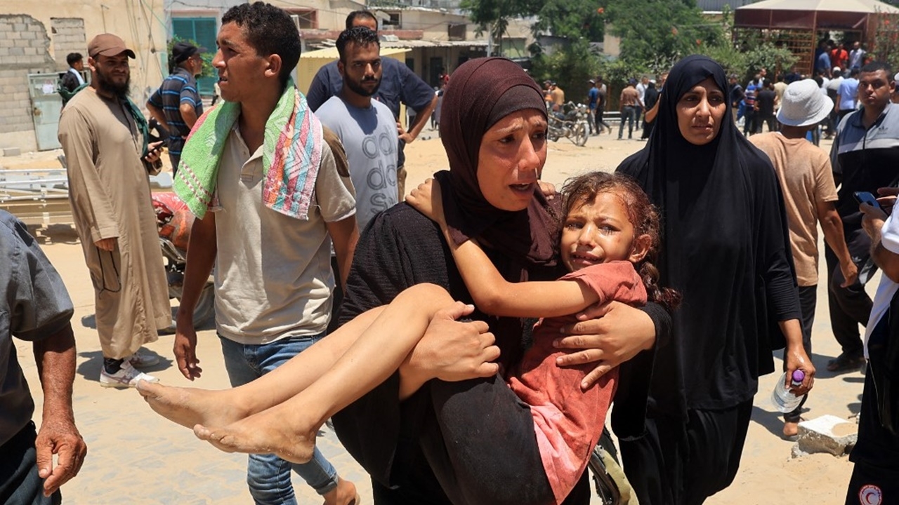 อิสราเอลโจมตีค่ายผู้ลี้ภัยในกาซา ประชาชนตายอื้อ 90 ศพ เจ็บอีก 300 ราย