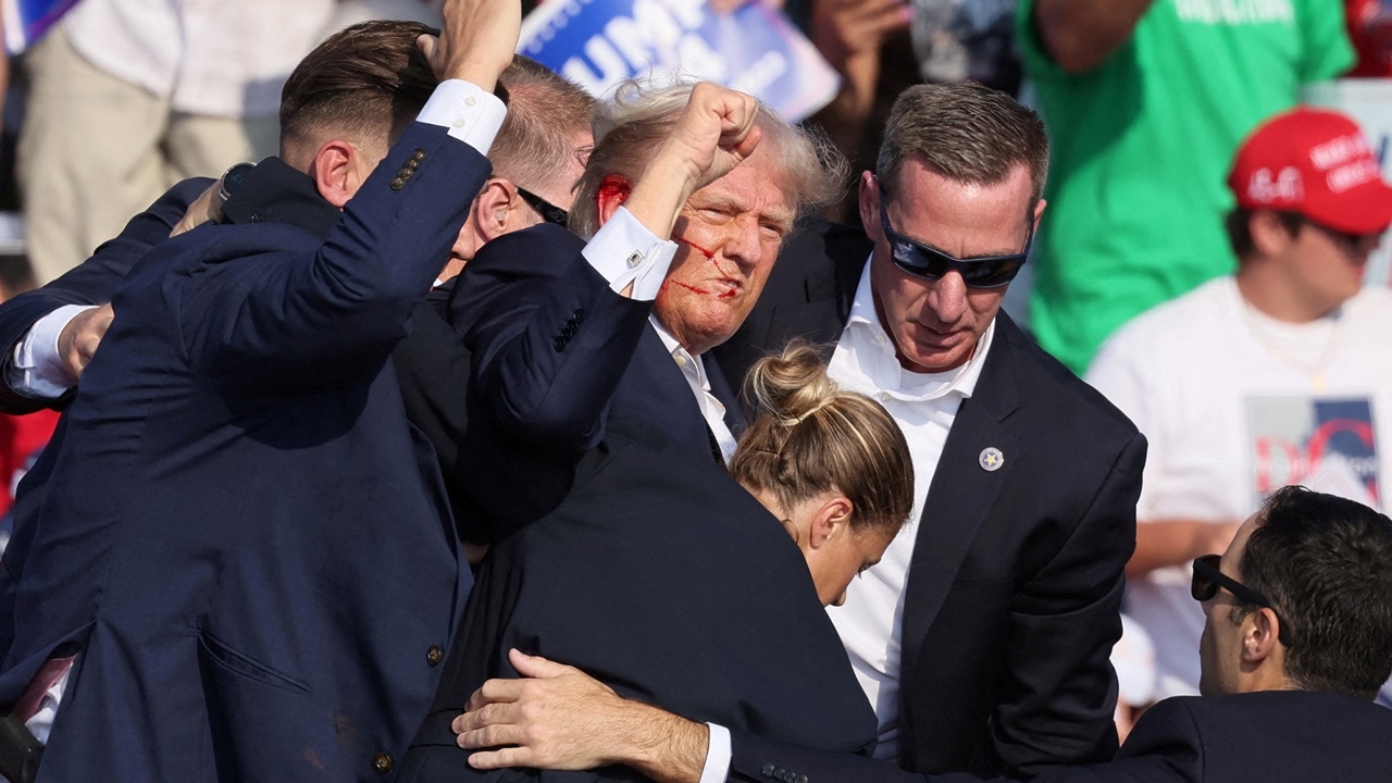 ทรัมป์ยันเอง กระสุนโดน ‘หูขวา’ เลือดอาบ เศร้าคนดูหาเสียงตาย 1 เจ็บ 2 (คลิป)