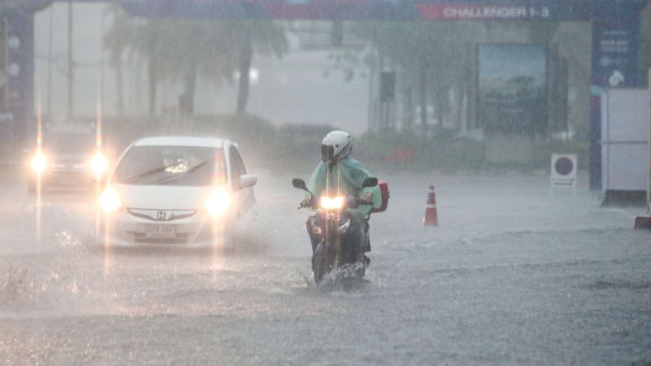 สภาพอากาศวันนี้ ฝนถล่มทั่วไทย โดนหนัก 46 จว. กทม.อ่วม ตกร้อยละ 70