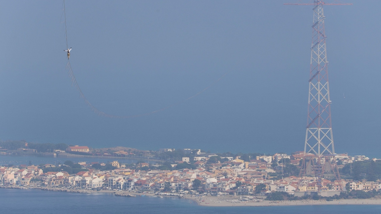 สตันต์แมนหนุ่มไต่สแล็กไลน์ 3,600 ม. ข้ามช่องแคบอิตาลี หวังสร้างสถิติโลก (ชมคลิป)