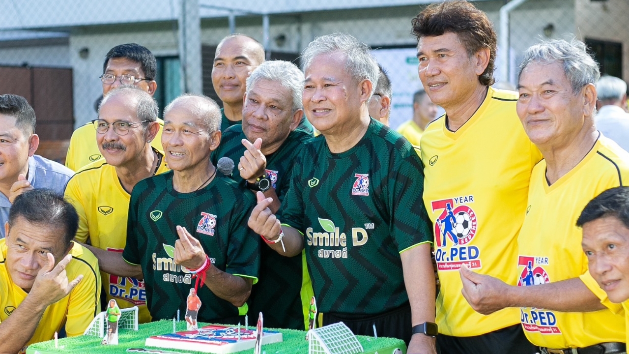 ตลกตัวพ่อ เป็ด เชิญยิ้ม ฉลองวันเกิด 70 ปี ฟิตปั๋ง ดวลบอลดารารุ่นเก๋า