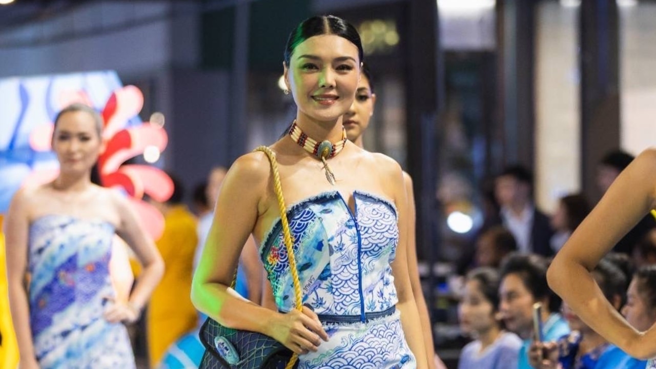 ตำนานดีไซเนอร์ ไก่ อูกัส ดันแรงๆ ผ้าลายสมุย-ลายพัทยา เก่ง ธชย หอบใส่ที่ญี่ปุ่น