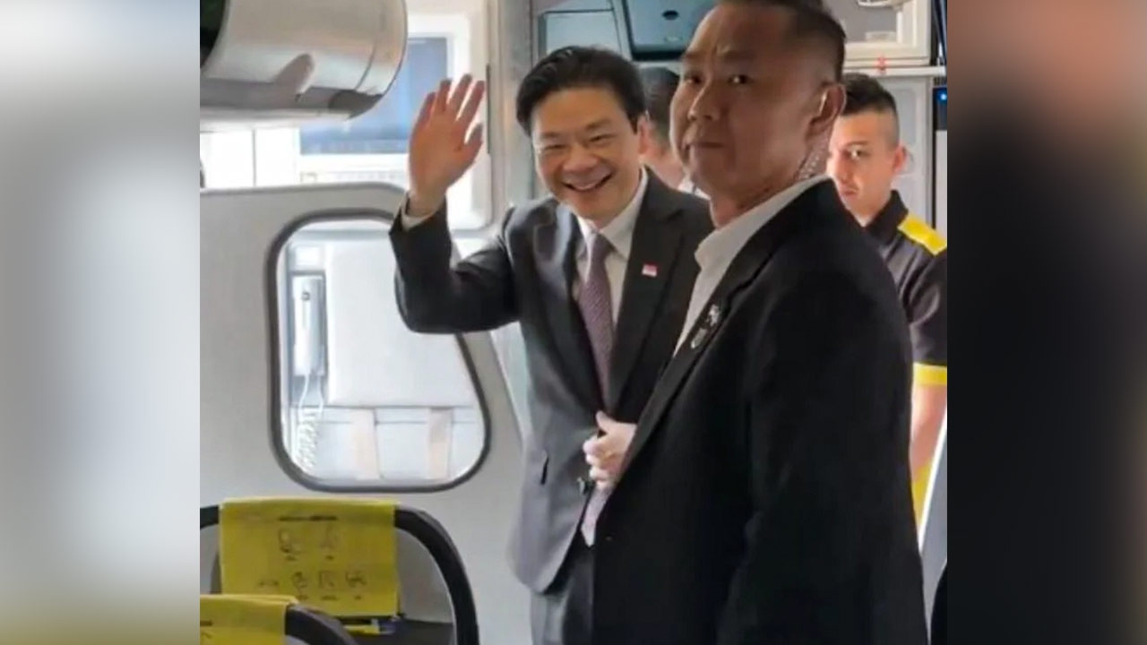 แห่ชื่นชม นายกฯสิงคโปร์เสร็จประชุมที่ลาว ขึ้นเครื่องบินโลวคอสต์กลับเอง ไม่ใช้ของกองทัพหรือส่วนตัว