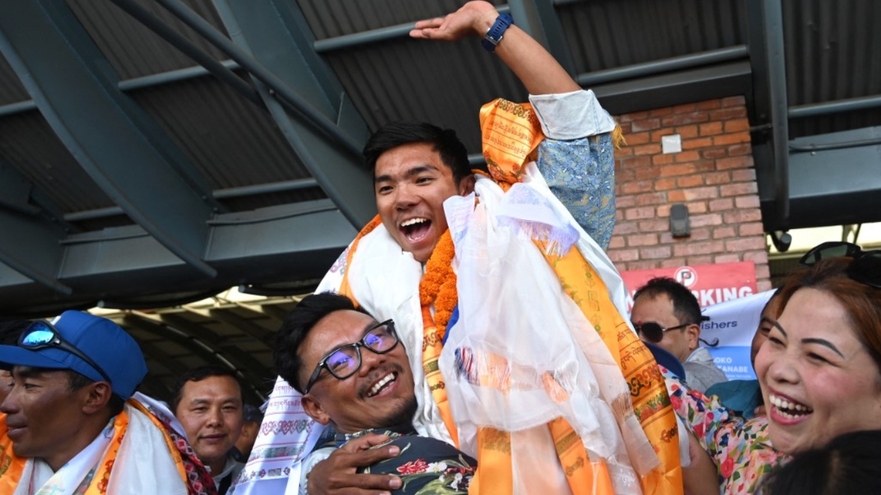 เนปาลต้อนรับนักปีนเขาเชอร์ปา ทำลายสถิติอายุน้อยที่สุดพิชิต 14 ยอดเขาสูงสุดของโลก