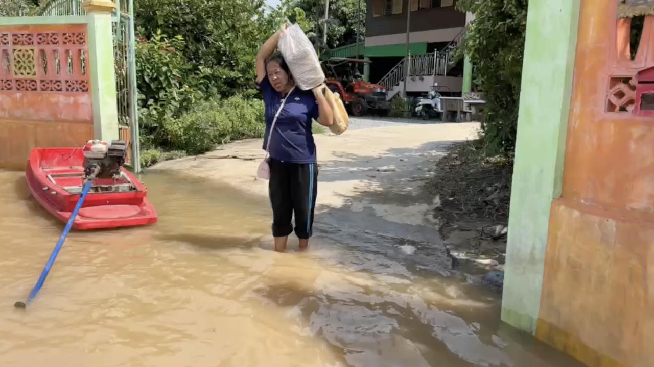 น้ำท่วมอยุธยา กระทบ 7 อำเภอ ชาวบ้านใช้เรือสัญจร